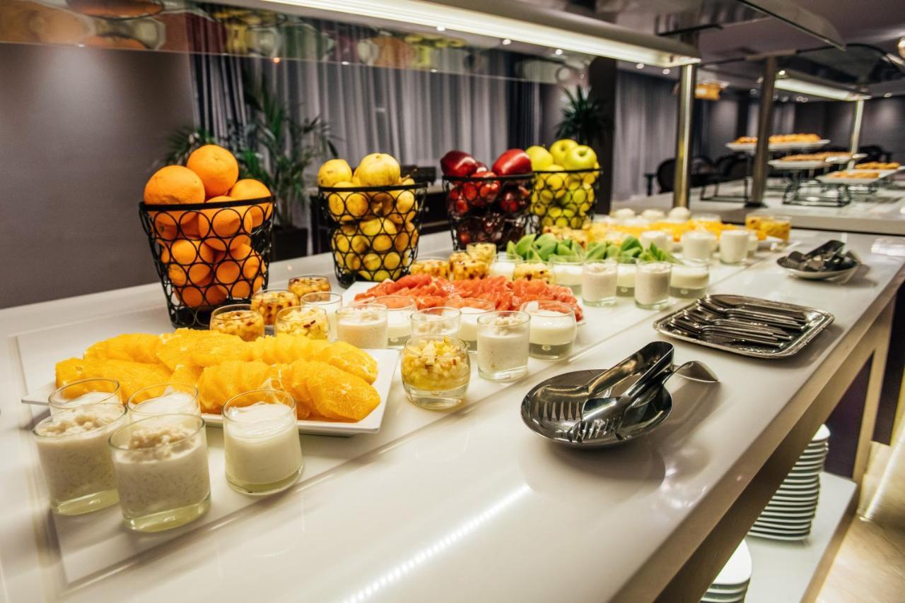 Grand Mogador City Center Касабланка Экстерьер фото A buffet of fruit and yogurt