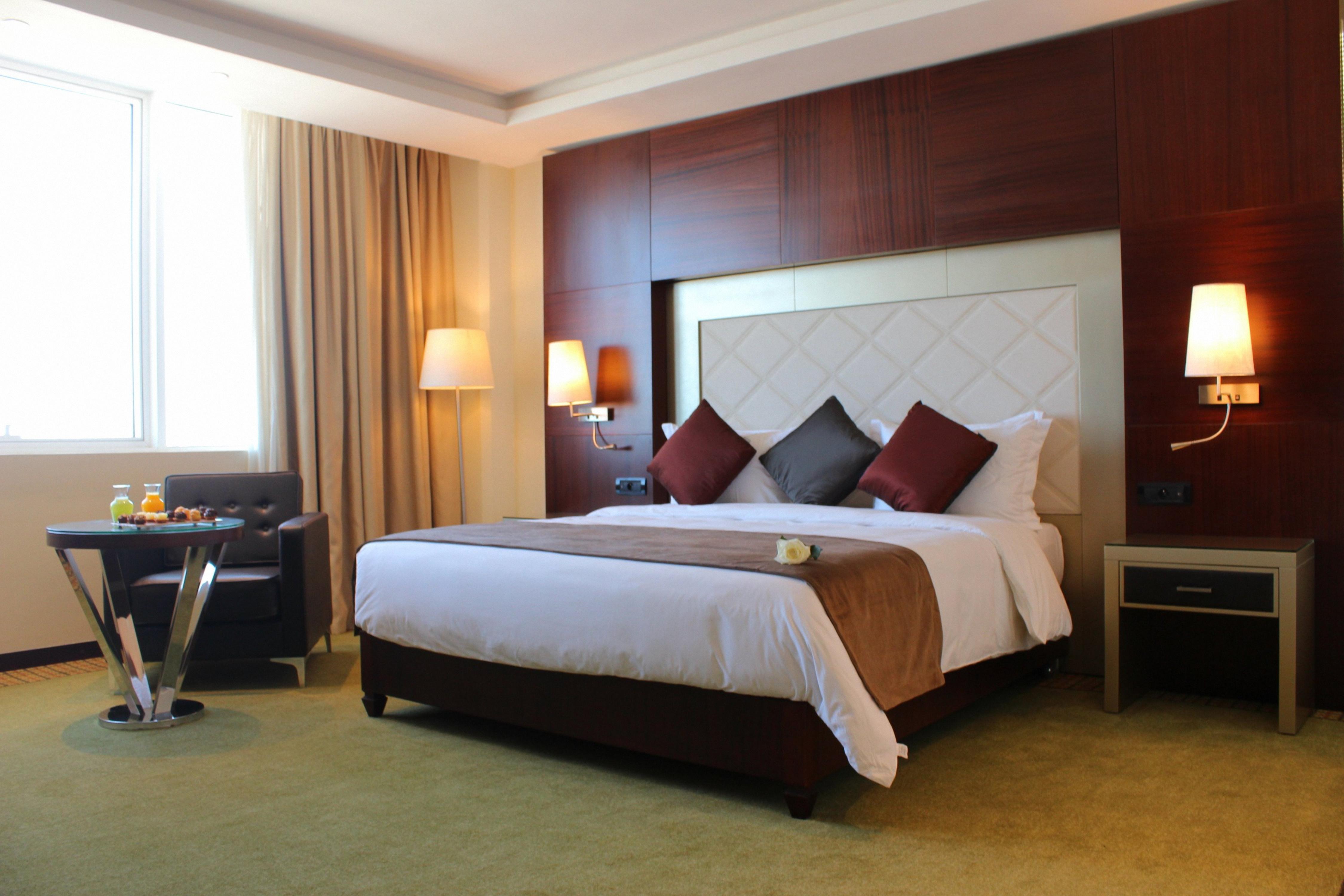 Grand Mogador City Center Касабланка Экстерьер фото A bedroom at the hotel