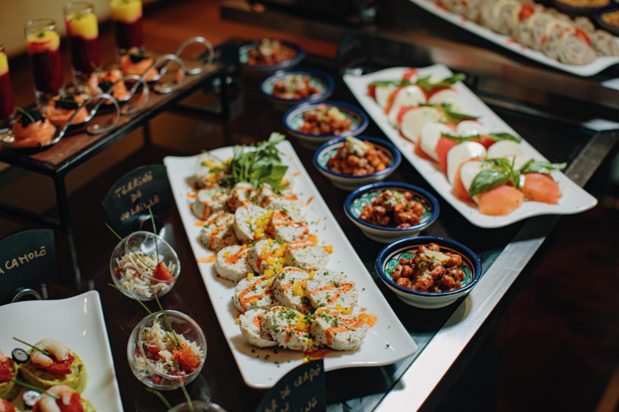 Grand Mogador City Center Касабланка Экстерьер фото Sushi at a buffet