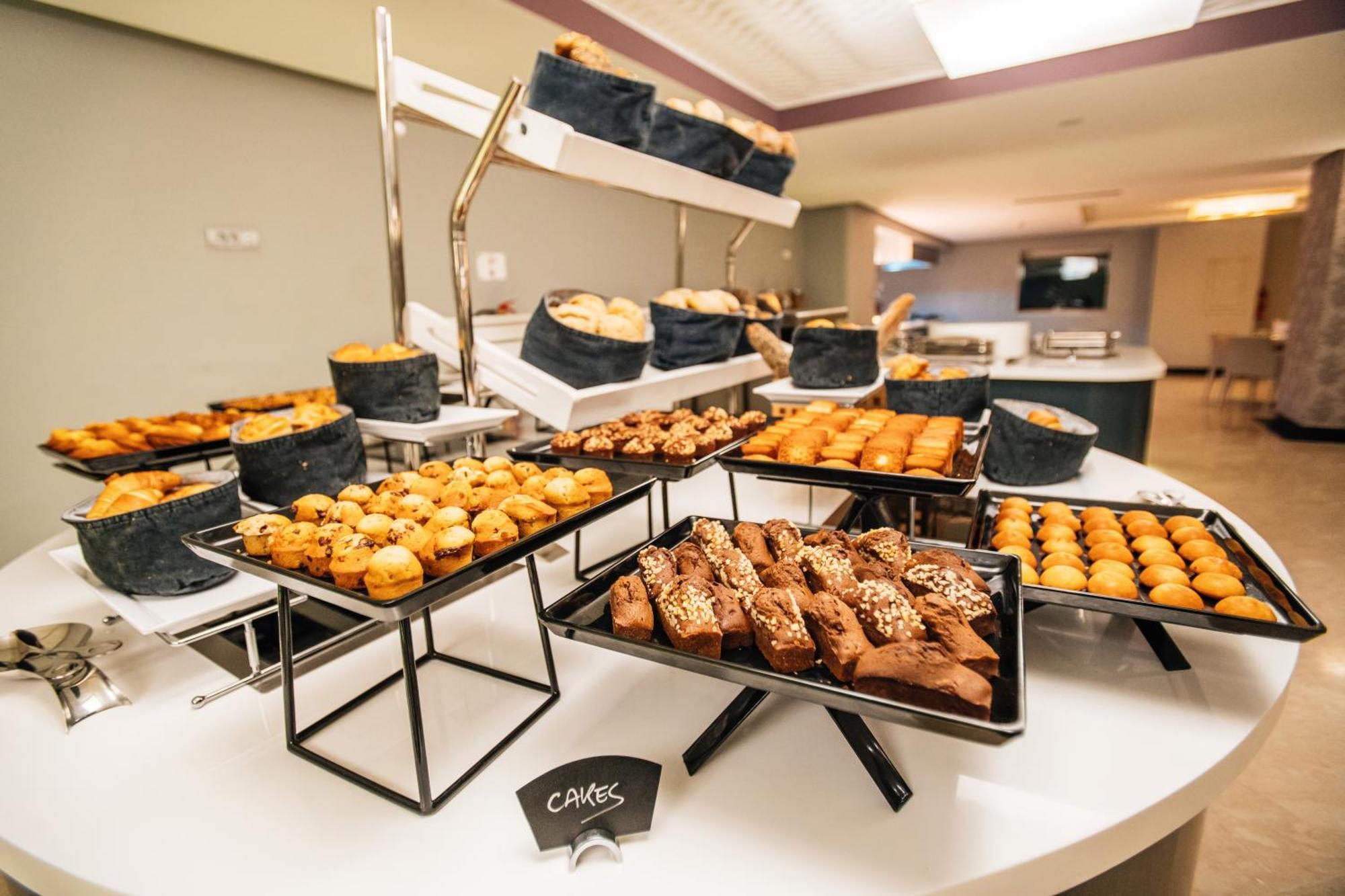 Grand Mogador City Center Касабланка Экстерьер фото A selection of cakes at a buffet