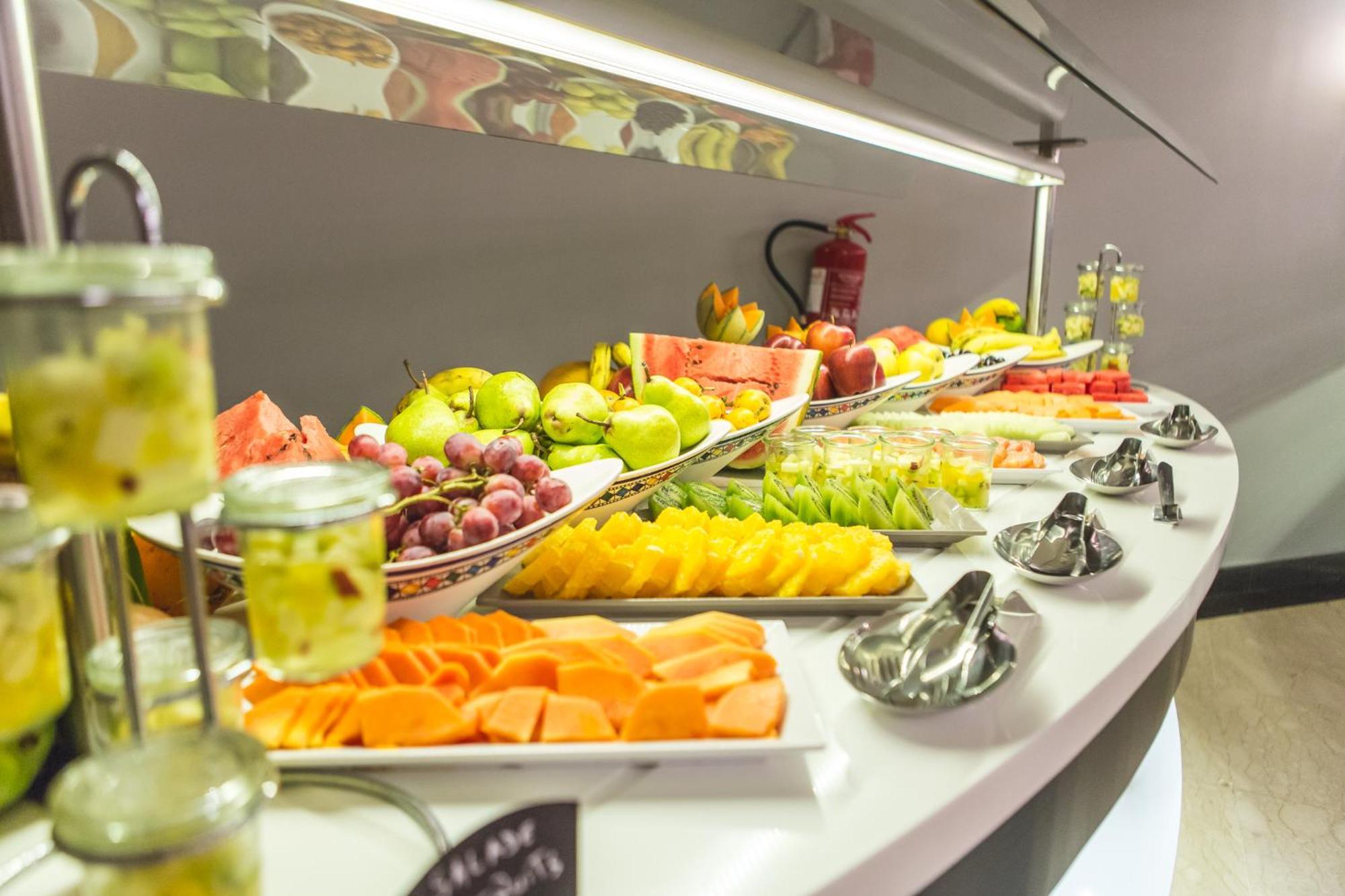 Grand Mogador City Center Касабланка Экстерьер фото A fruit salad bar