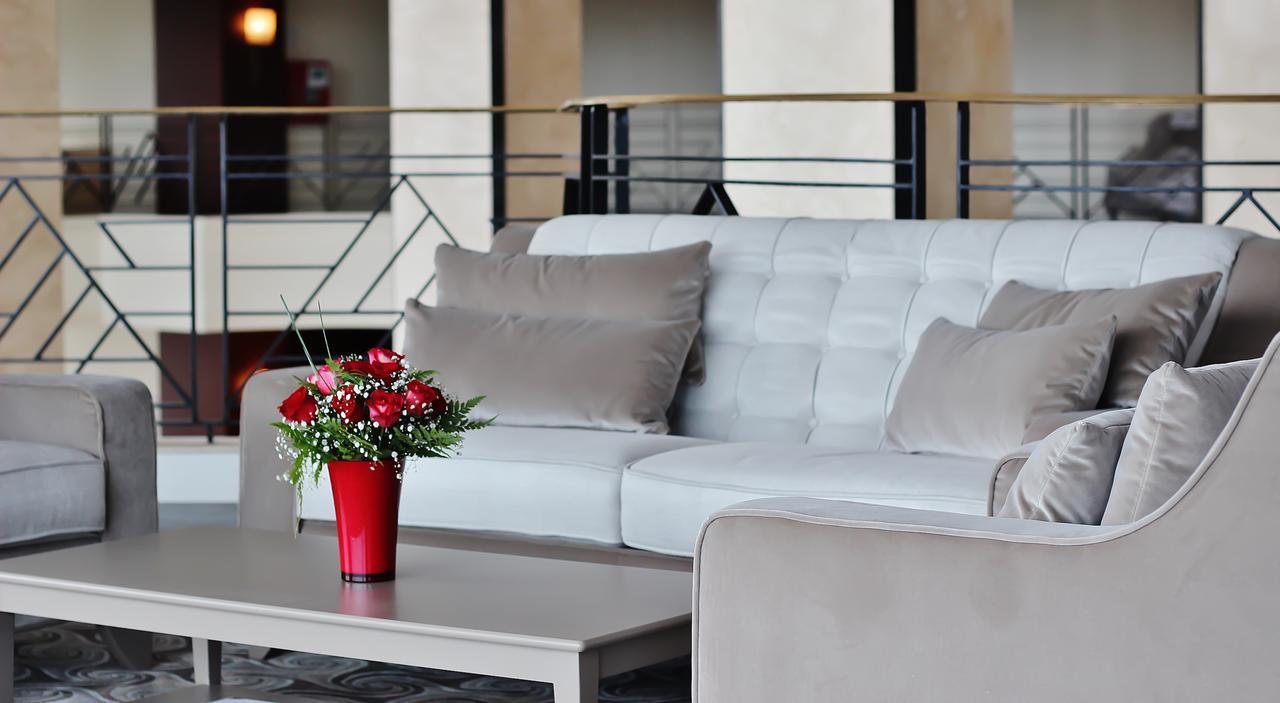 Grand Mogador City Center Касабланка Экстерьер фото A sofa