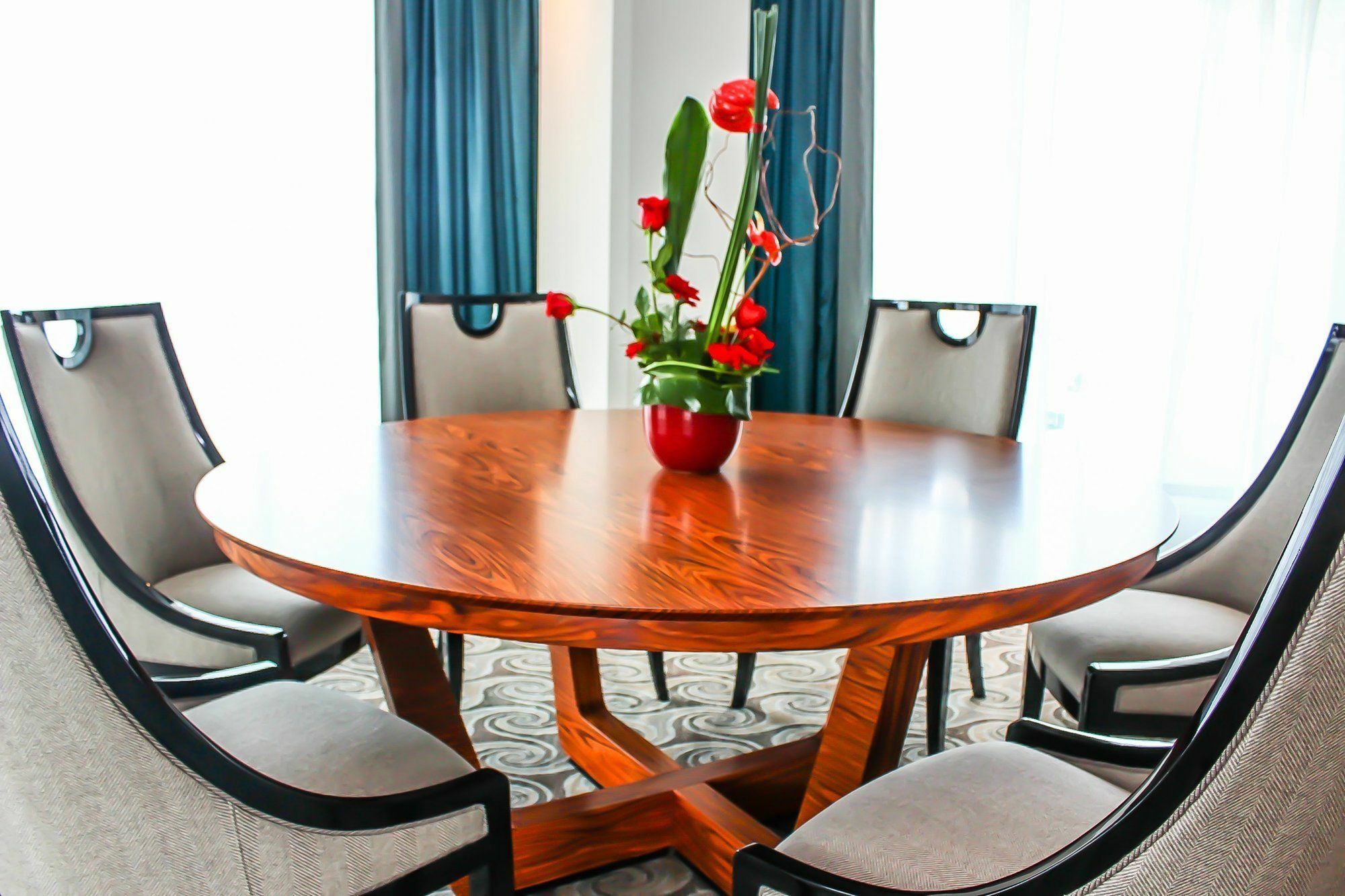 Grand Mogador City Center Касабланка Экстерьер фото A dining room table